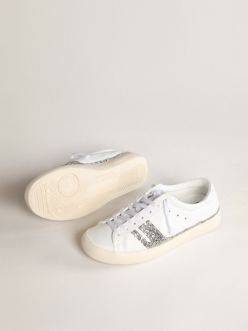 Golden Goose - Sneaker Yatay Model 1B sostenibile con tomaia bio-based bianca e Y in glitter argento riciclato in 