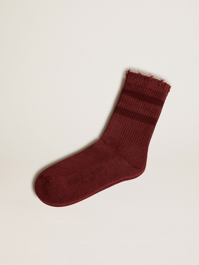 Socken in Bordeaux mit Distressed-Details und gleichfarbigen Streifen