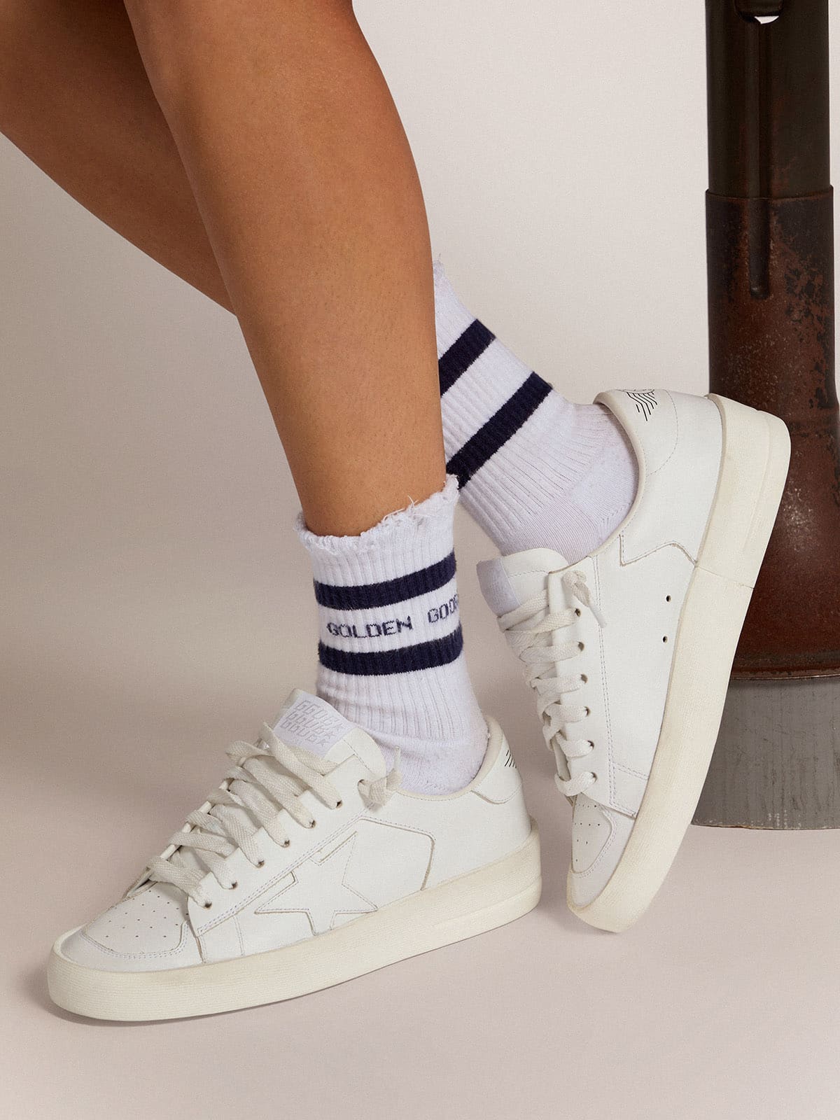 Golden Goose - Chaussettes en coton à l’effet usé, rayures bleues et logo in 