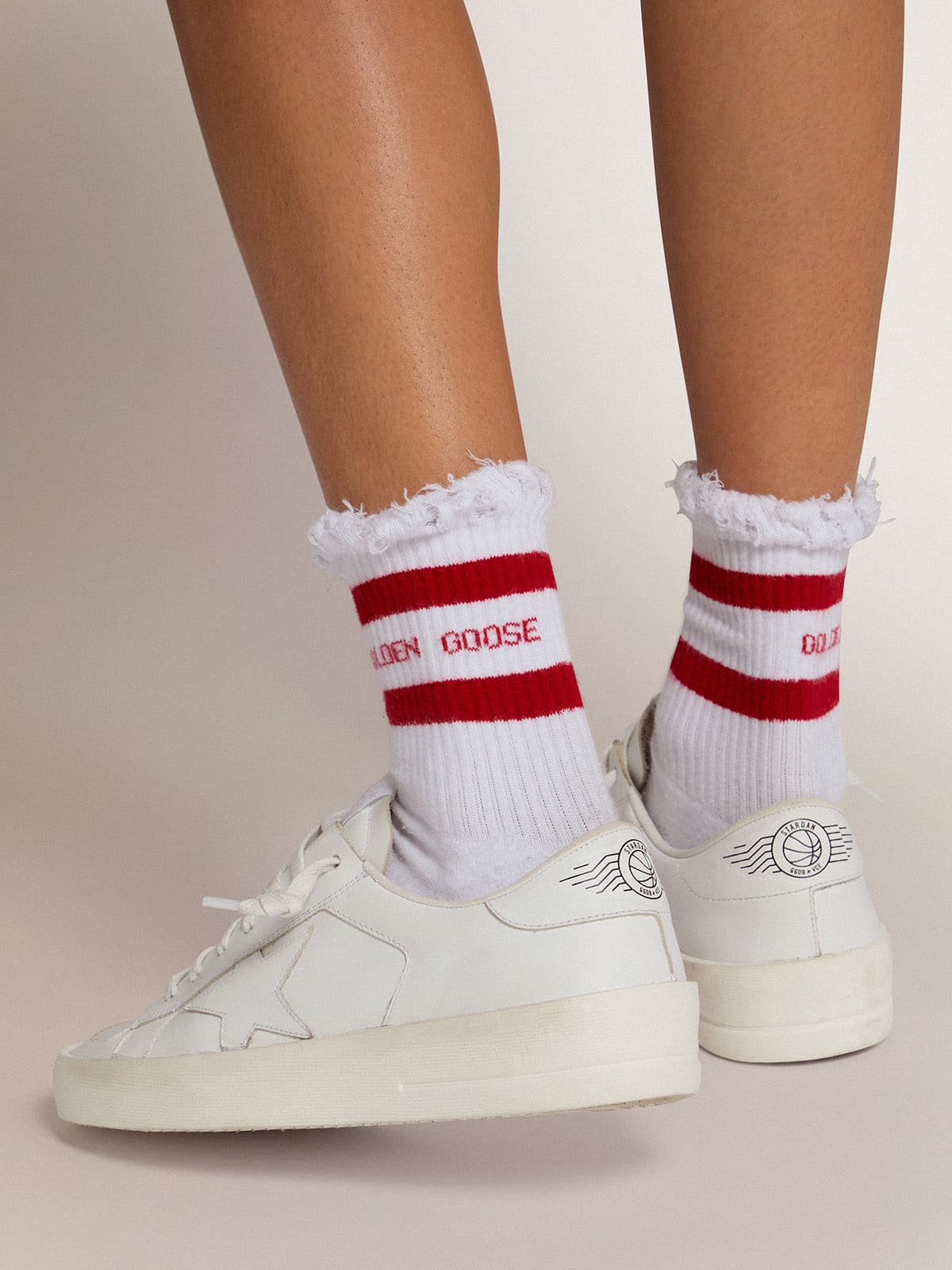 Golden Goose - Chaussettes en coton à l’effet usé, rayures rouges et logo in 