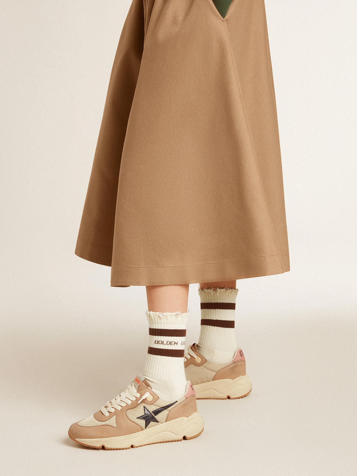 タイツ・ソックス Golden Goose SS25 Logo socks (GUP00883P00048782888 82888) Worn-white socks with distressed details and brown stripes