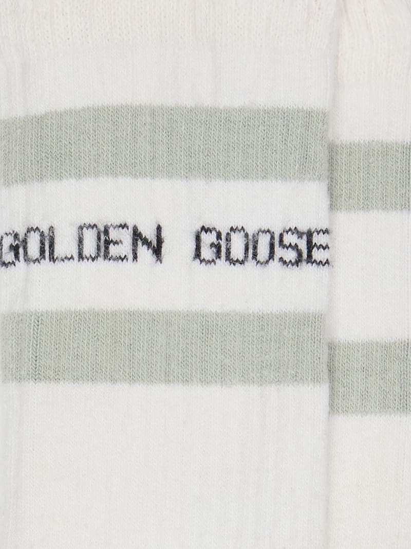 Golden Goose - Calzini bianco vissuto con dettagli distressed e stripes verdi salvia in 