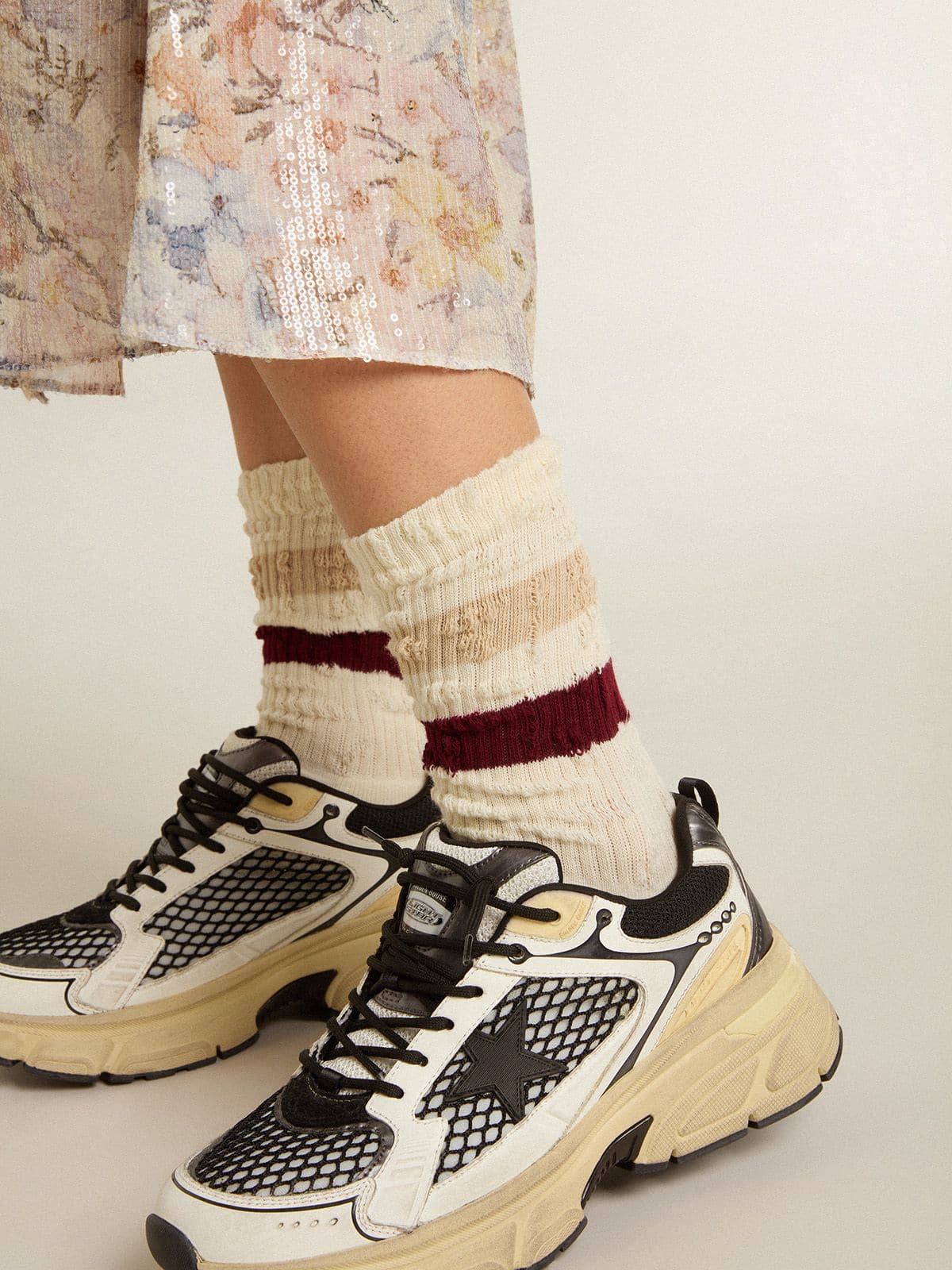 Golden Goose - Chaussettes blanc vieilli avec détails usés et rayures beiges et bordeaux in 