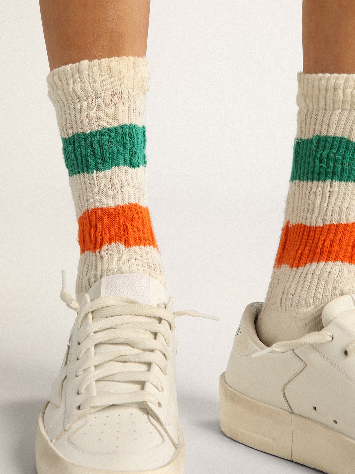 Golden Goose - Calzini bianchi dal trattamento distressed con righe color verde e arancio in 