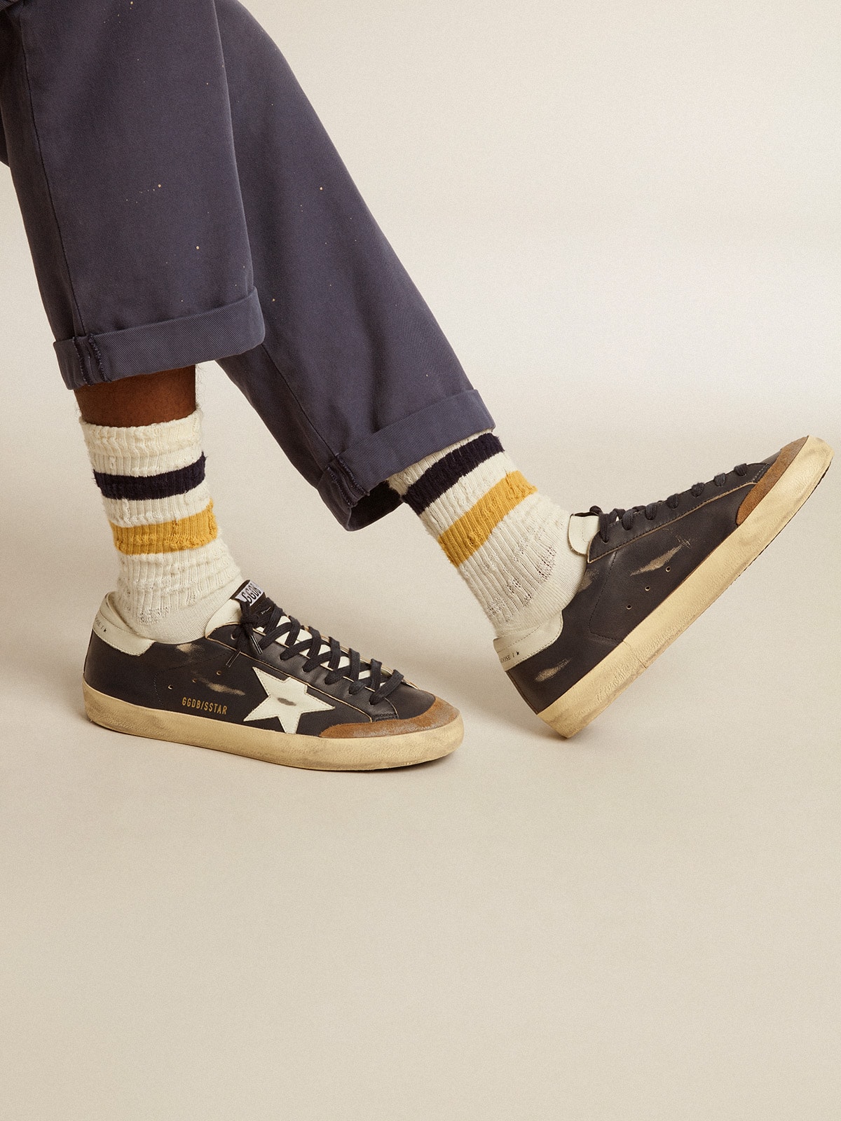 Golden Goose - Chaussettes blanc vieilli avec détails usés et rayures bicolores in 