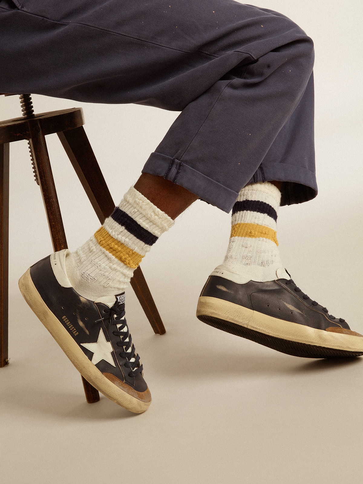 Golden Goose - Chaussettes blanc vieilli avec détails usés et rayures bicolores in 