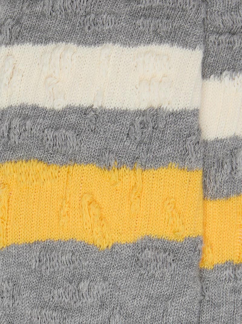Golden Goose - Calzini di color grigio con dettagli distressed e stripes gialle e bianche in 