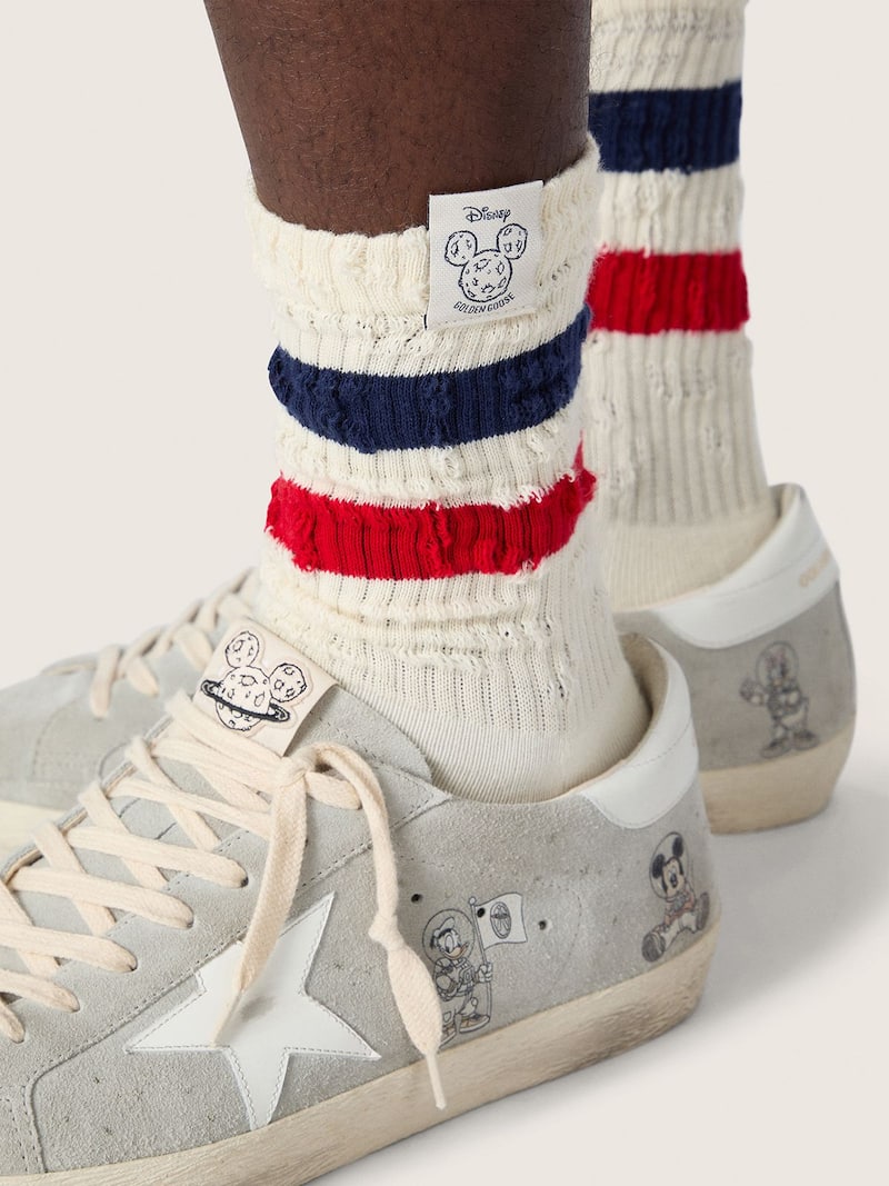 Golden Goose - Disney | Golden Goose Calzini unisex bianco vintage con dettagli distressed, stripes bicolor e label con loghi in 