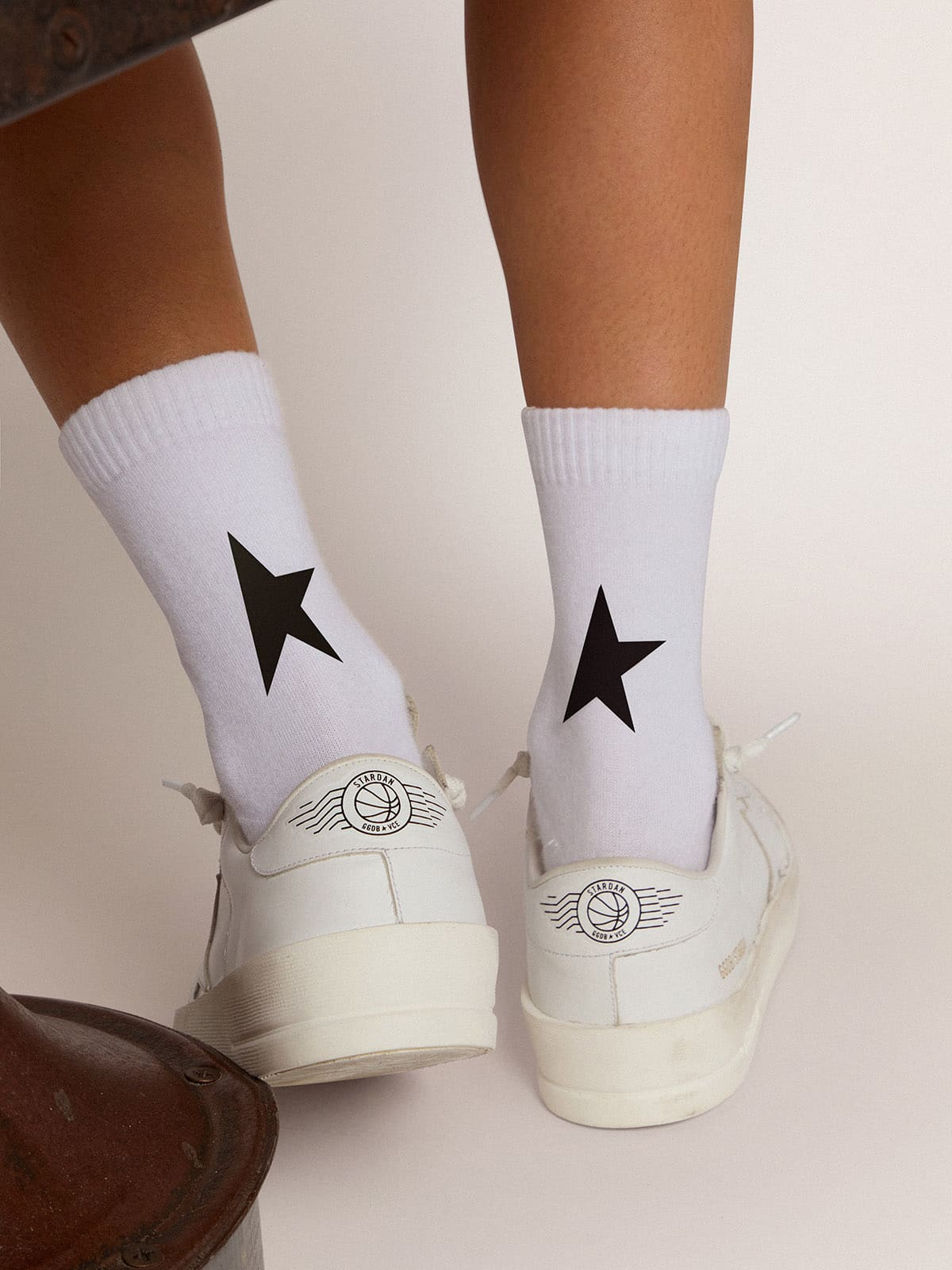 Golden Goose - Weiße Socken aus der Star Collection mit schwarzem Kontraststern in 