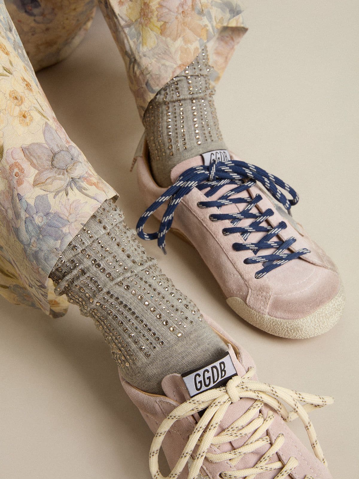 Golden Goose - Chaussettes grises avec cristaux appliqués sur la tige in 