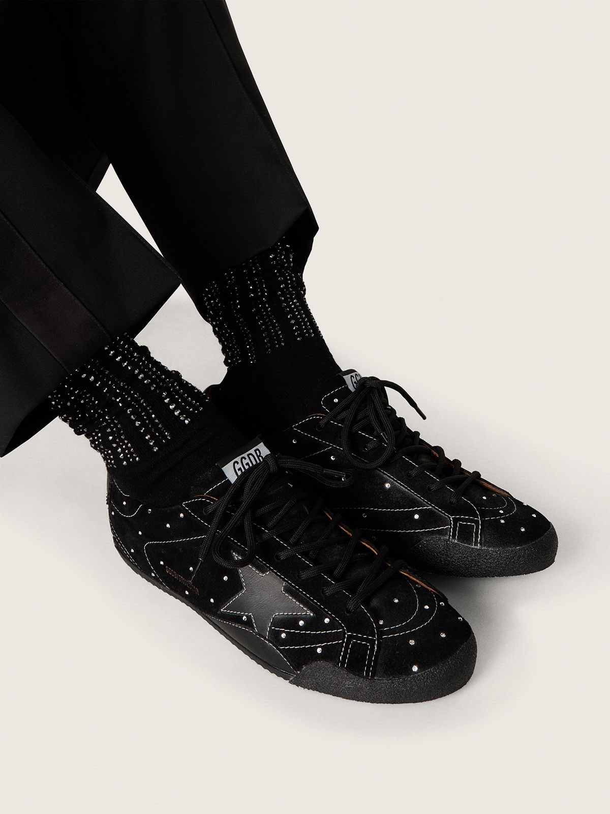 Calcetines negros con detalles desgastados y strass aplicados