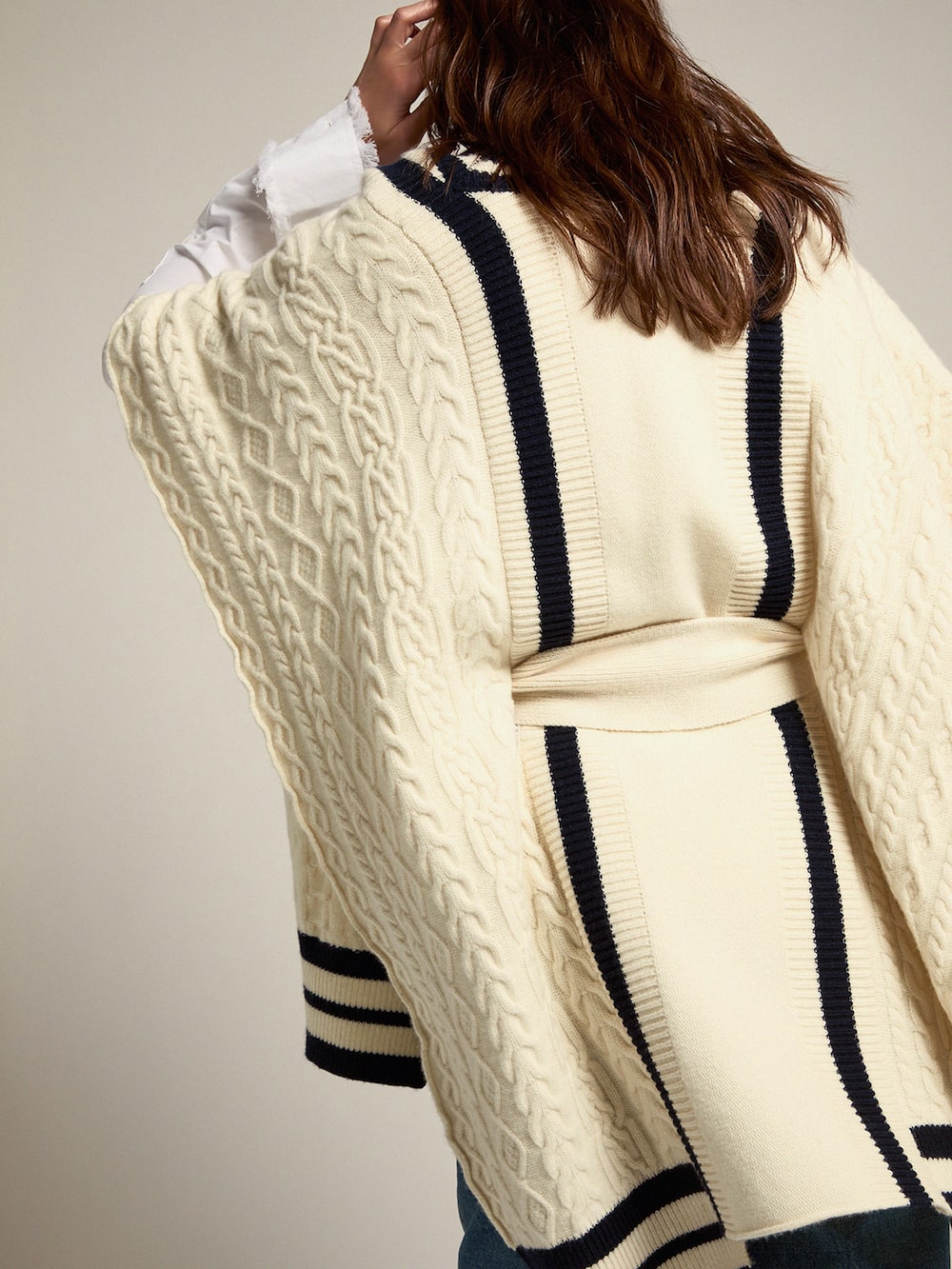 Golden Goose - Capa Dane oversize de la colección Journey en lana color blanco natural con detalles azules en contraste in 
