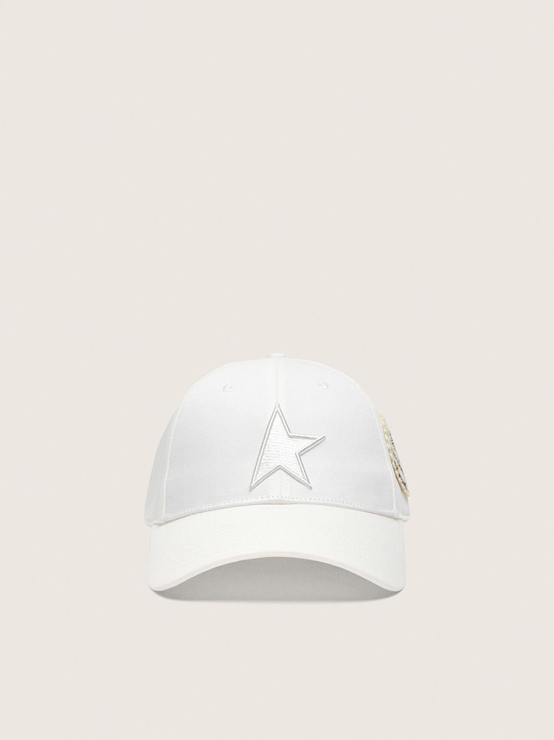 Casquette blanche inspir&eacute;e du tennis avec &eacute;toile, patchs et pin&rsquo;s