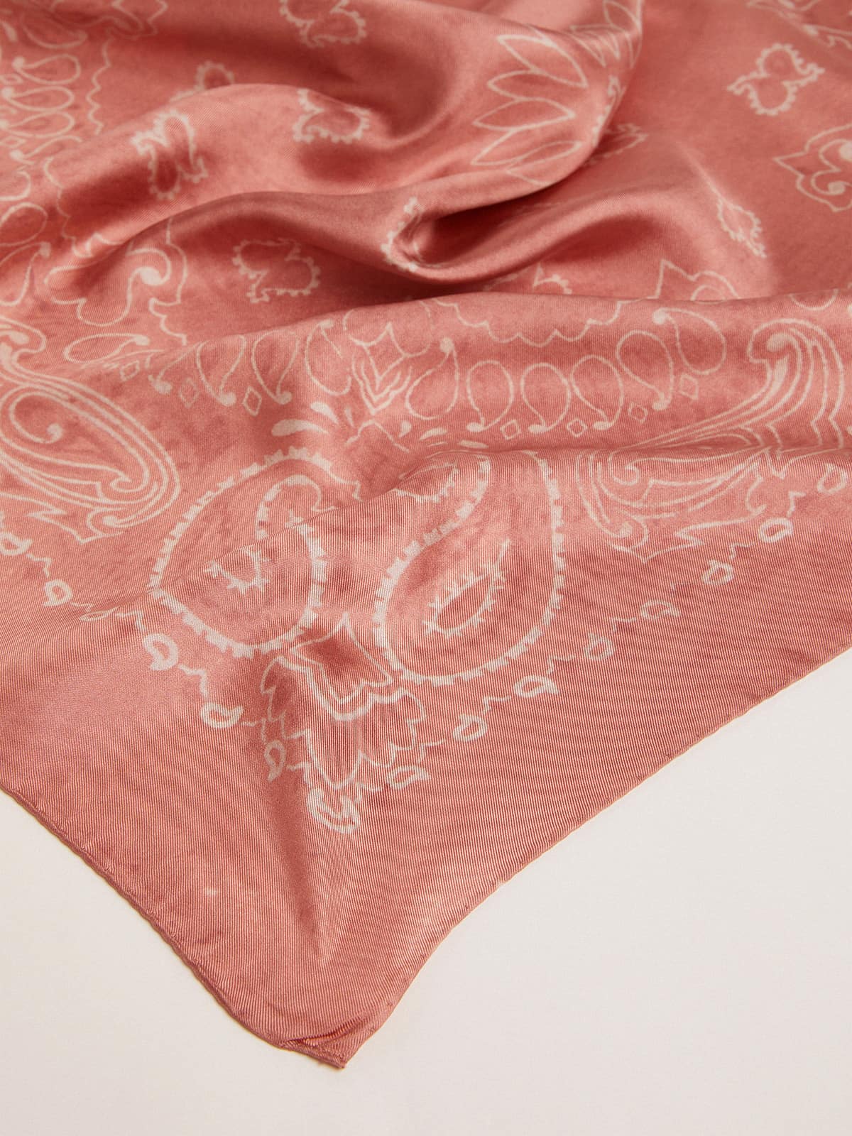 Foulard  color rosa antico con motivo plaisley