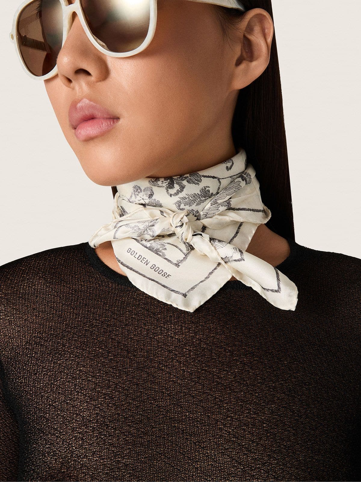 Golden Goose - Len&ccedil;o de seda branco antigo com estampa floral preta in 