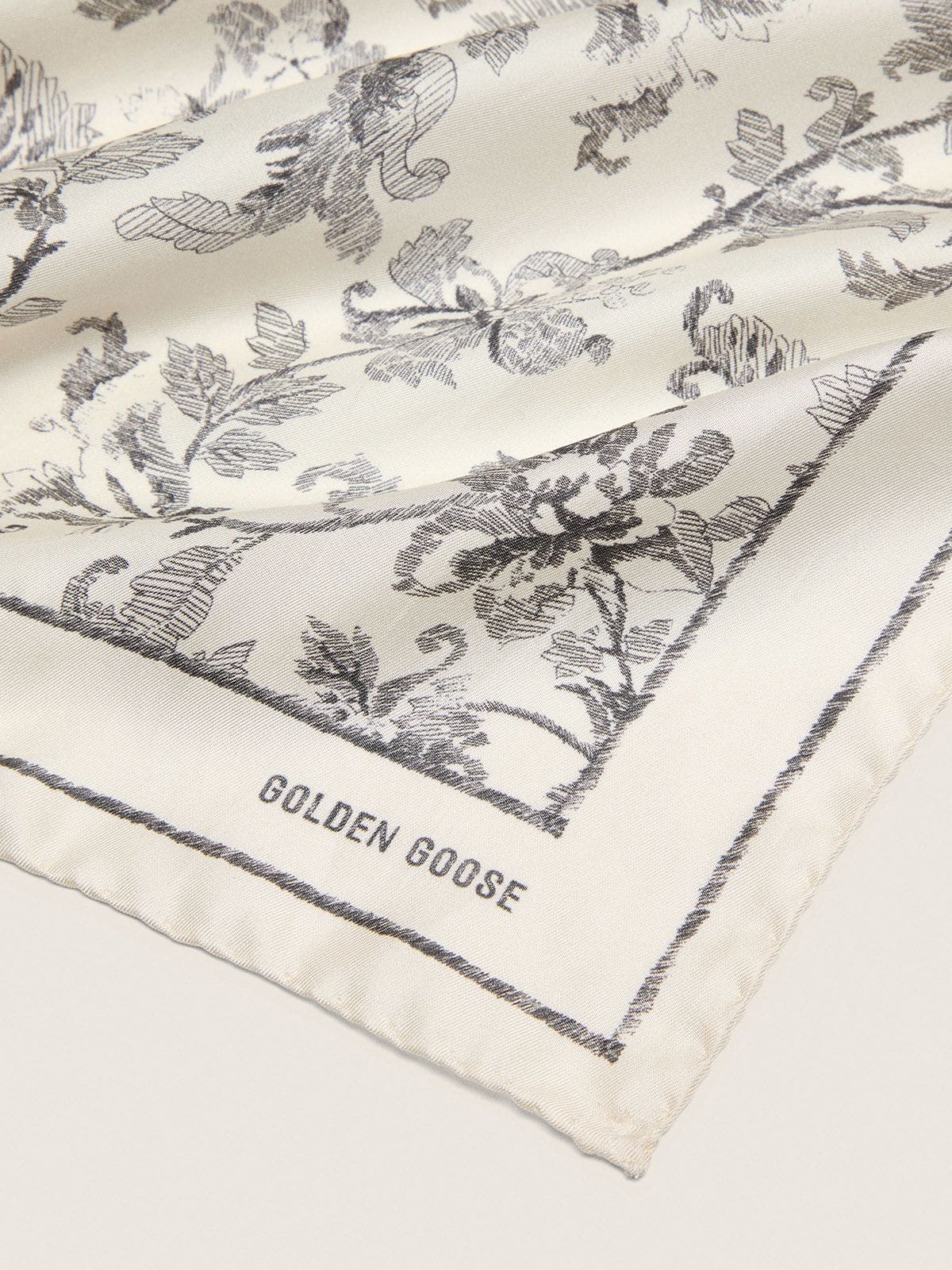 Golden Goose - Len&ccedil;o de seda branco antigo com estampa floral preta in 