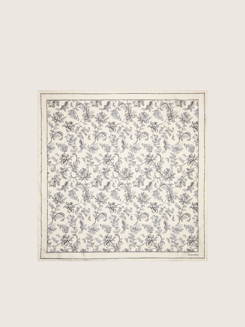 Fular de seda blanco antiguo con motivo de flores negro