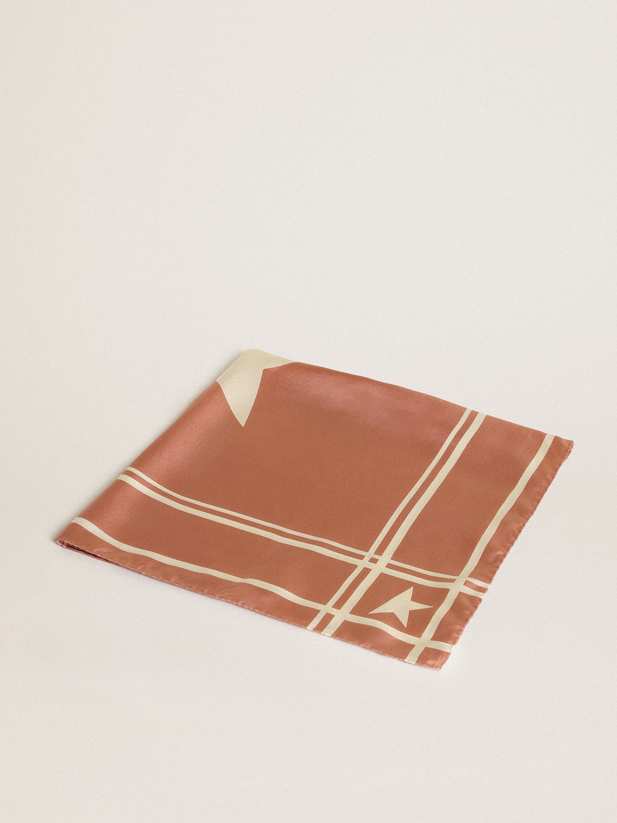 Fular de la colección Golden de color rosa antiguo con rayas y estrellas blancas en contraste