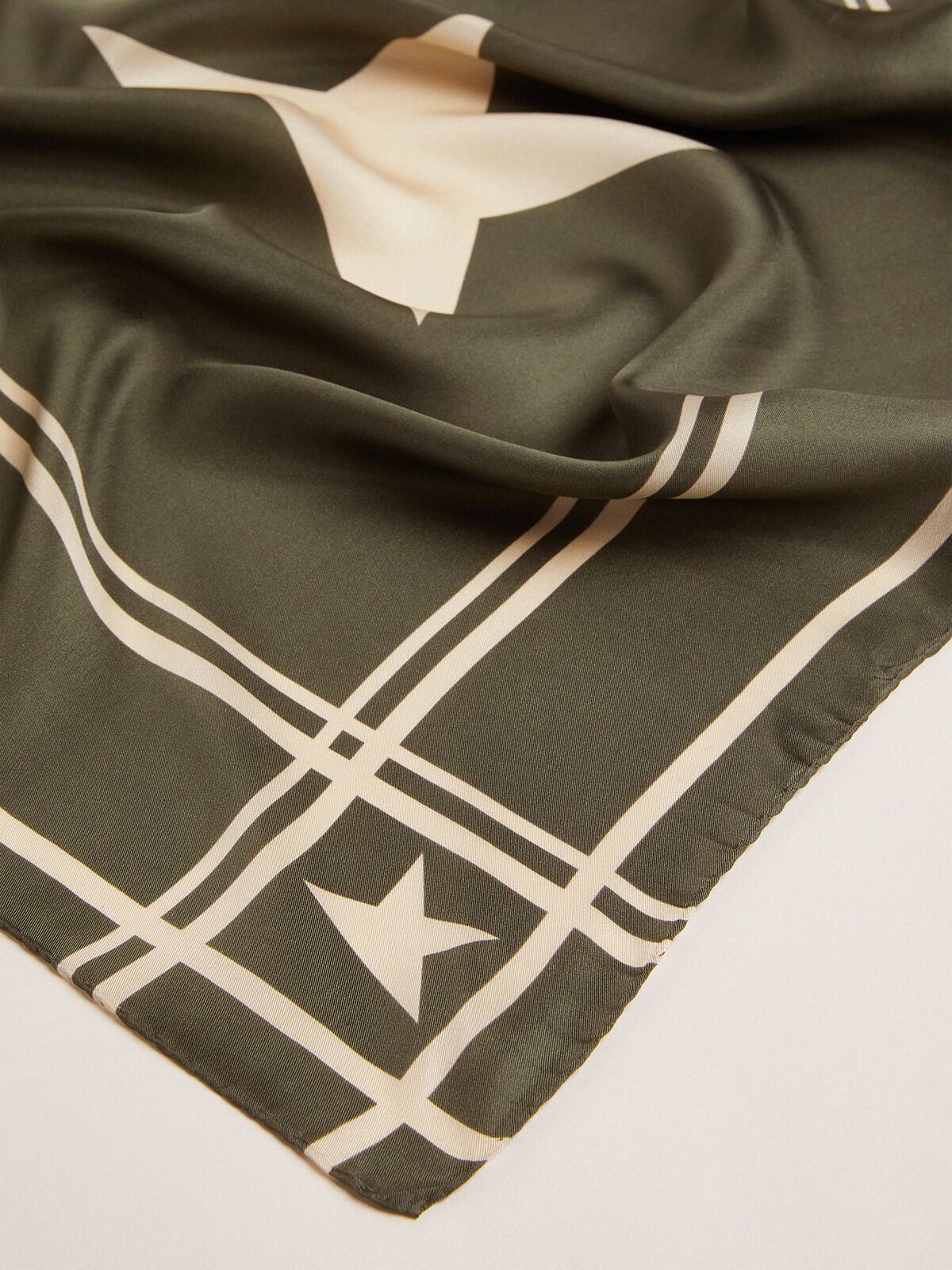 Golden Goose - Foulard di colore verde muschio con righe e stelle bianche a contrasto in 