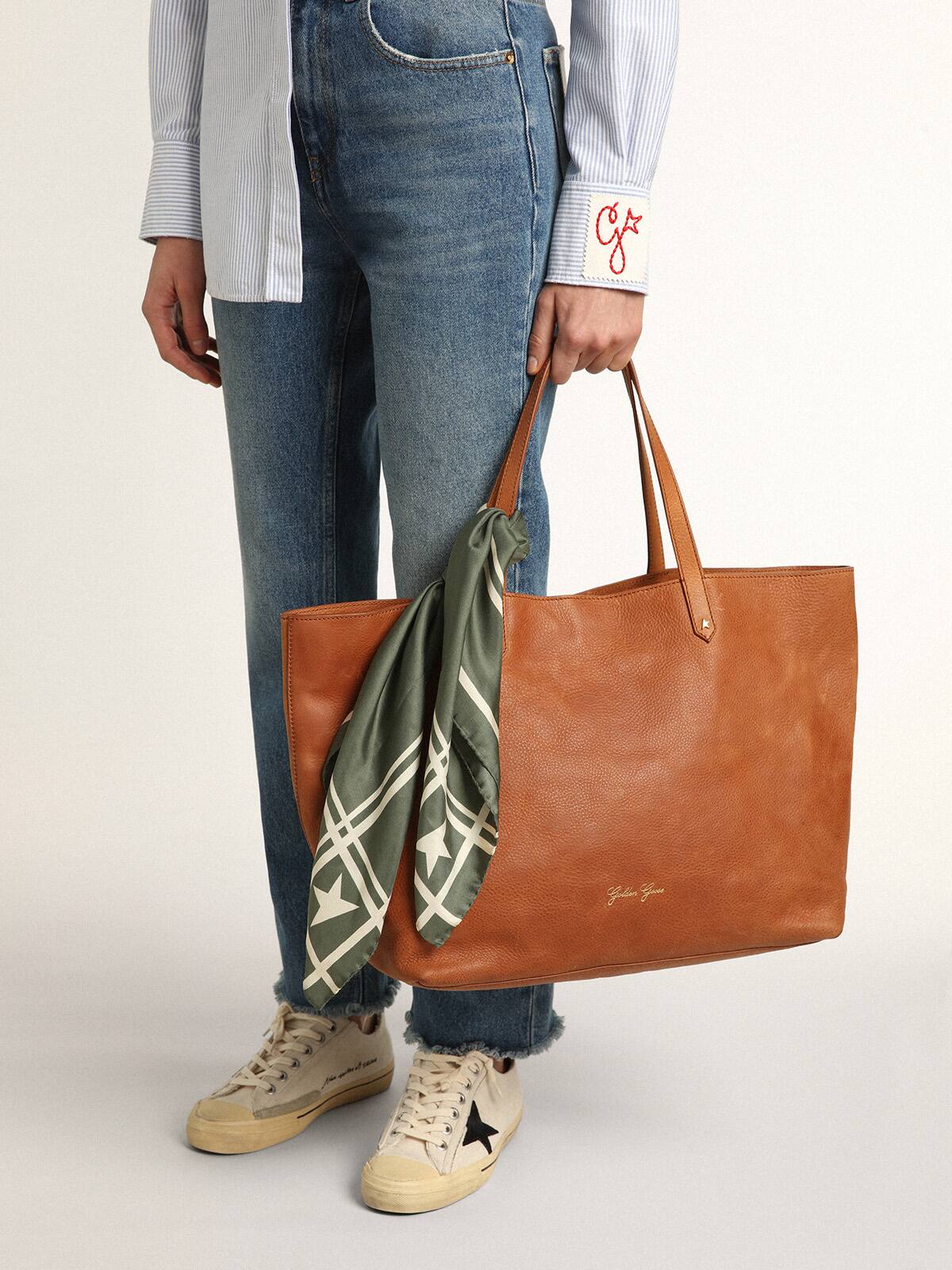 Golden Goose - Foulard di colore verde muschio con righe e stelle bianche a contrasto in 