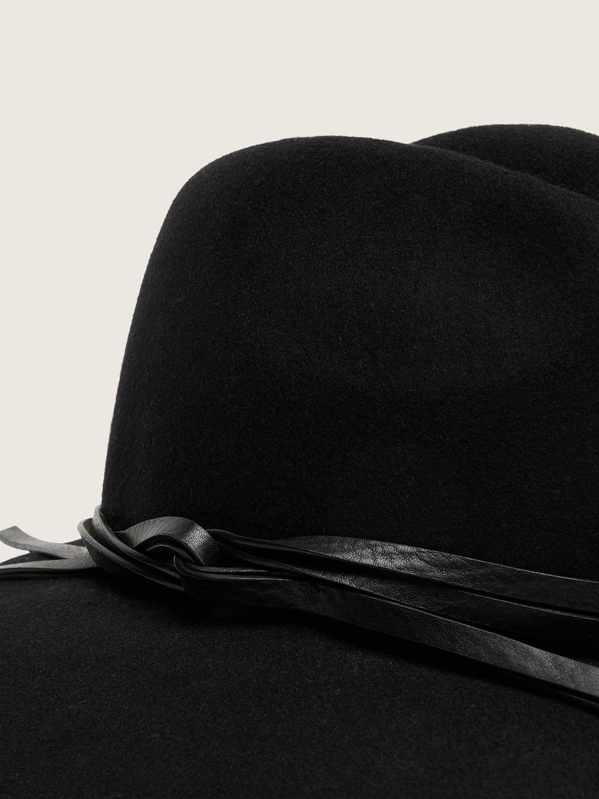 Golden Goose - Chapeau noir avec bride en cuir in 