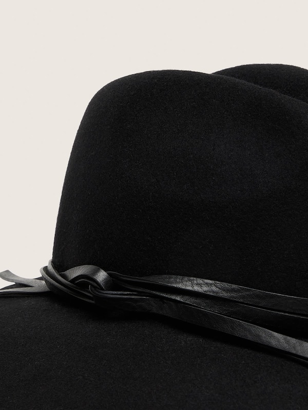 Golden Goose - Black hat with leather strap in 