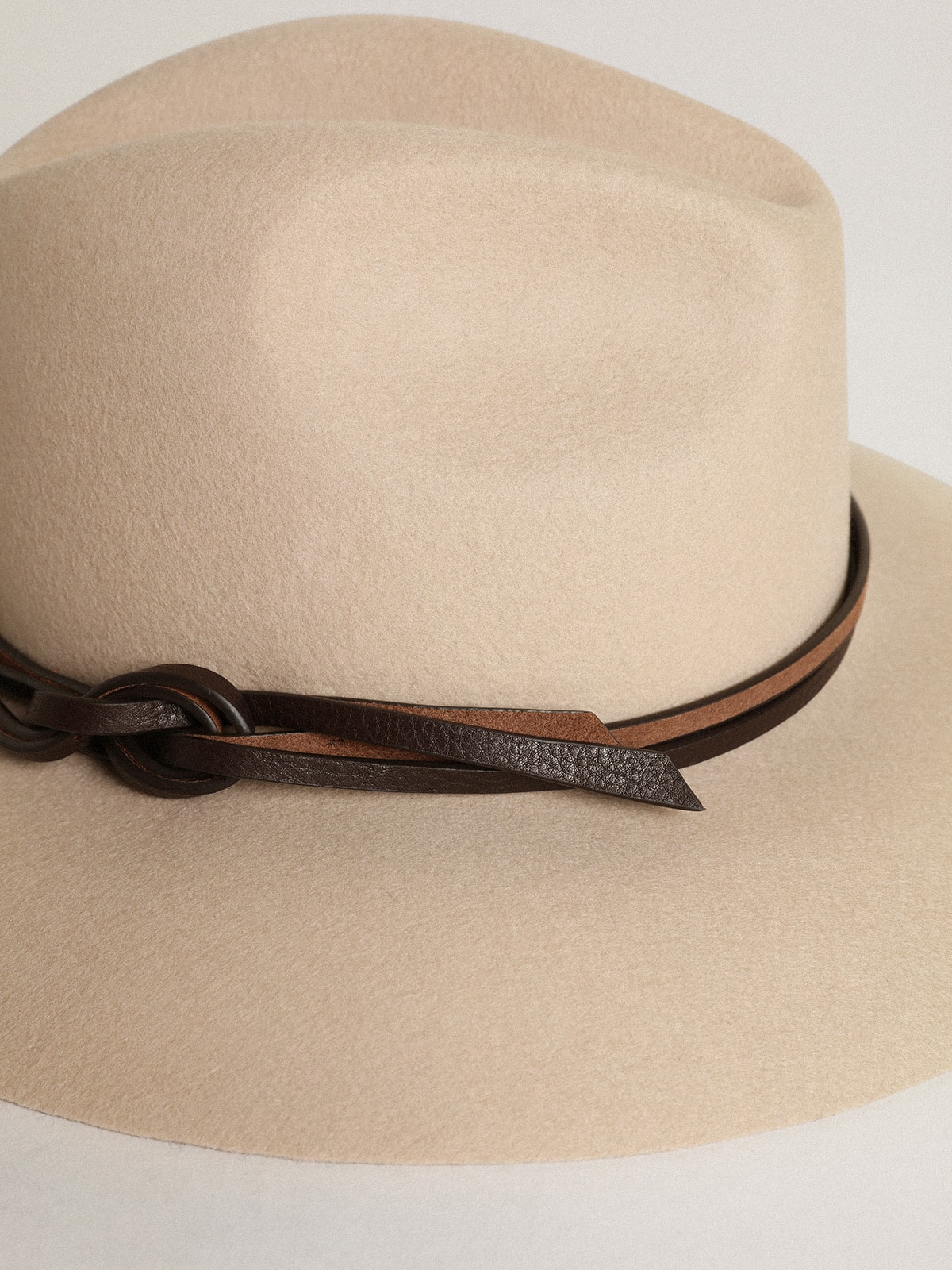 Golden Goose - Chapeau fedora collection Journey couleur tourterelle avec bride en cuir    in 