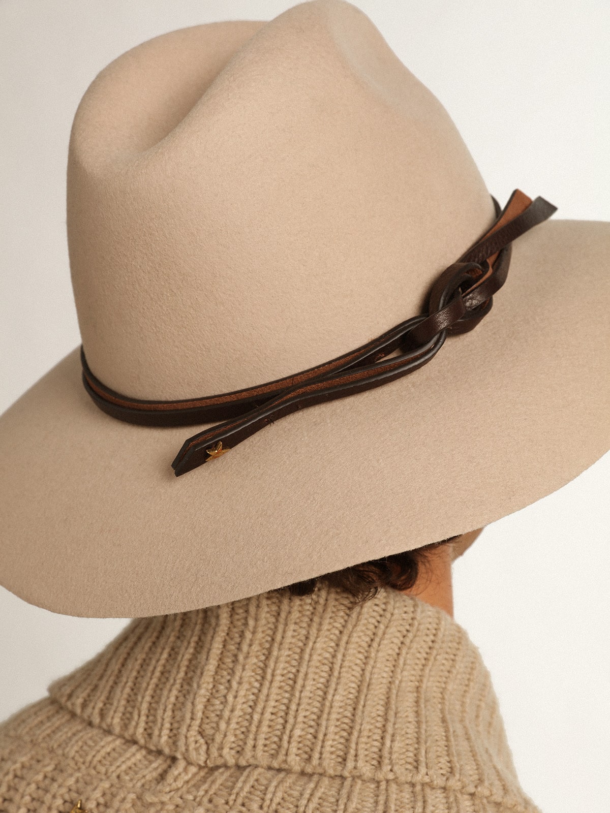 Golden Goose - Taubengrauer Fedora aus der Journey Collection mit Hutband aus Leder    in 