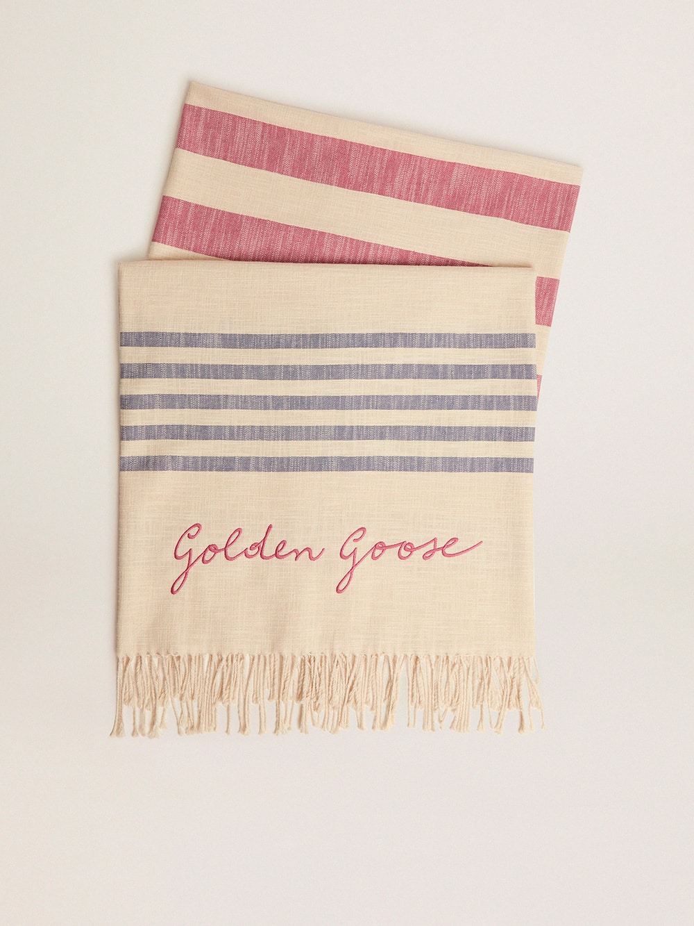 Golden Goose - Strandtuch Egeo aus der Golden Resort Capsule Collection in Vintage-Weiß aus Baumwolle mit blauen und roten Streifen und Zopffransen an den Enden in 