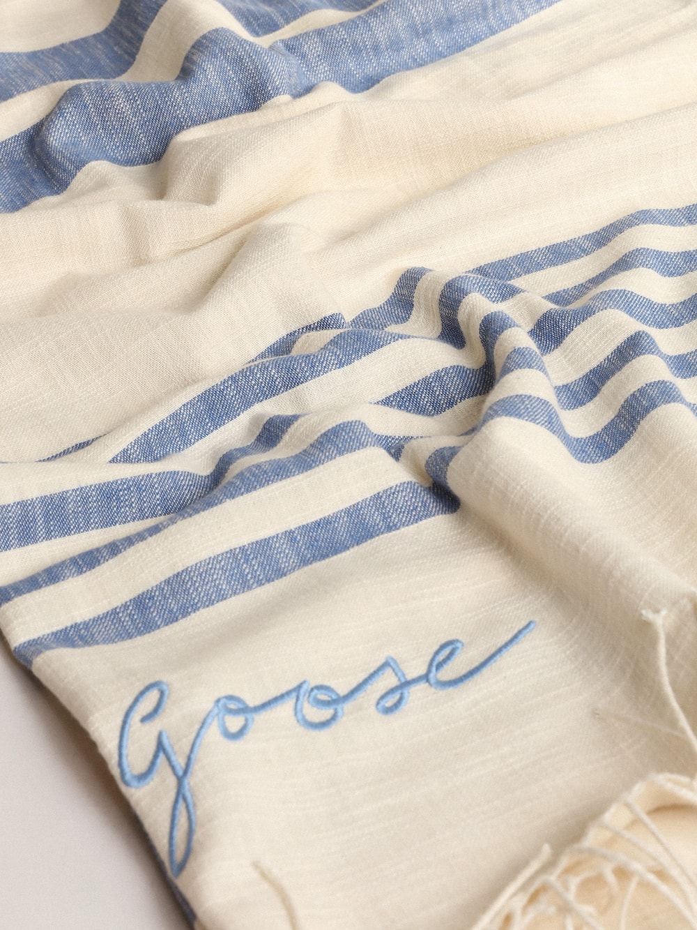 Golden Goose - Toalha de praia Coleção Resort de algodão com listras azuis e franjas    in 