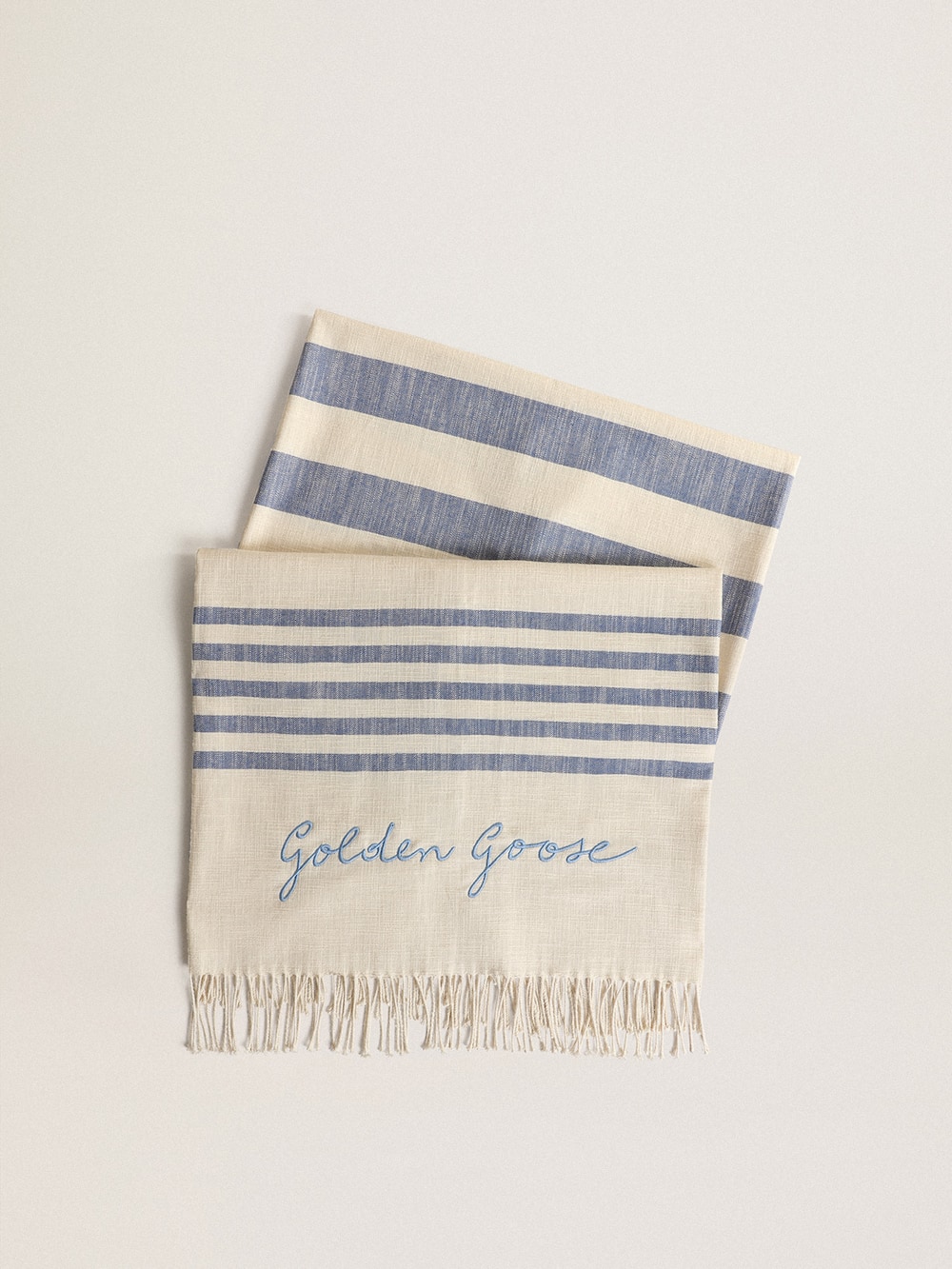 Golden Goose - Toalha de praia Coleção Resort de algodão com listras azuis e franjas    in 