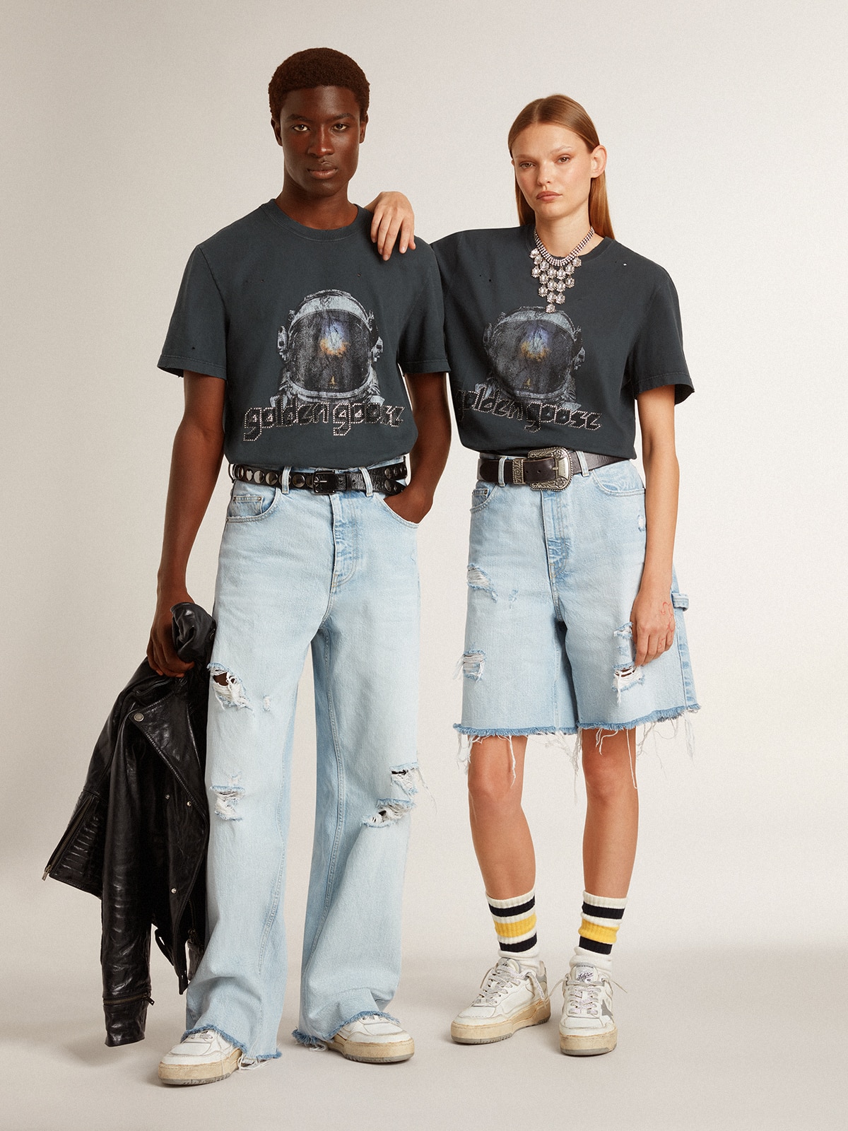 Golden Goose - Schwarzes T-Shirt mit mehrfarbigem Printmotiv in 