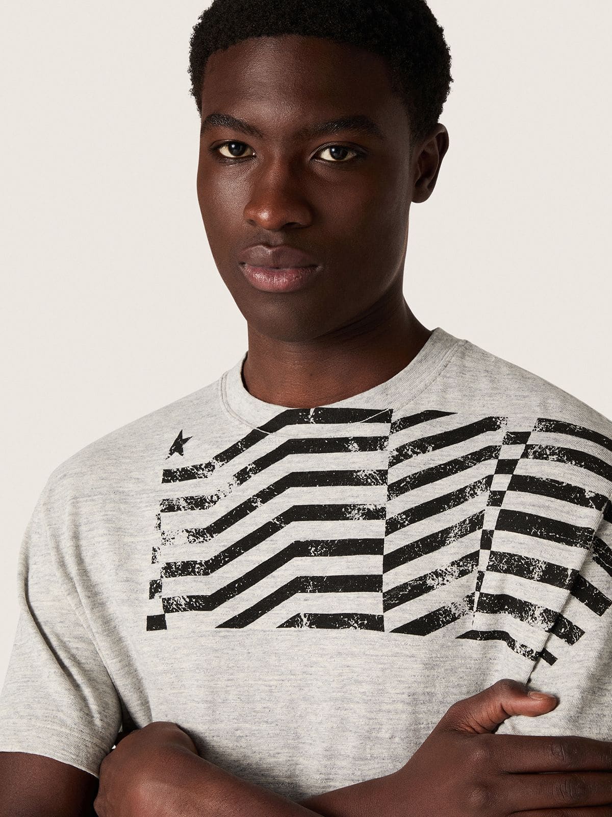 Golden Goose - T-shirt unisexe en jersey gris chin&eacute; avec imprim&eacute; drapeau in 