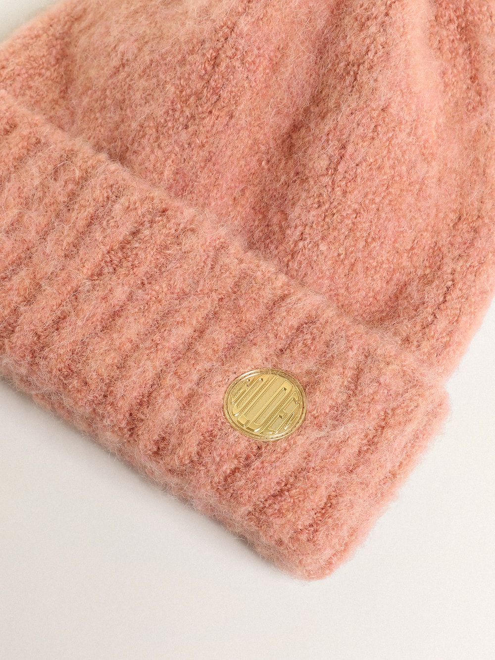 Golden Goose - Berretto rosa tenue in lana con pon pon  in 