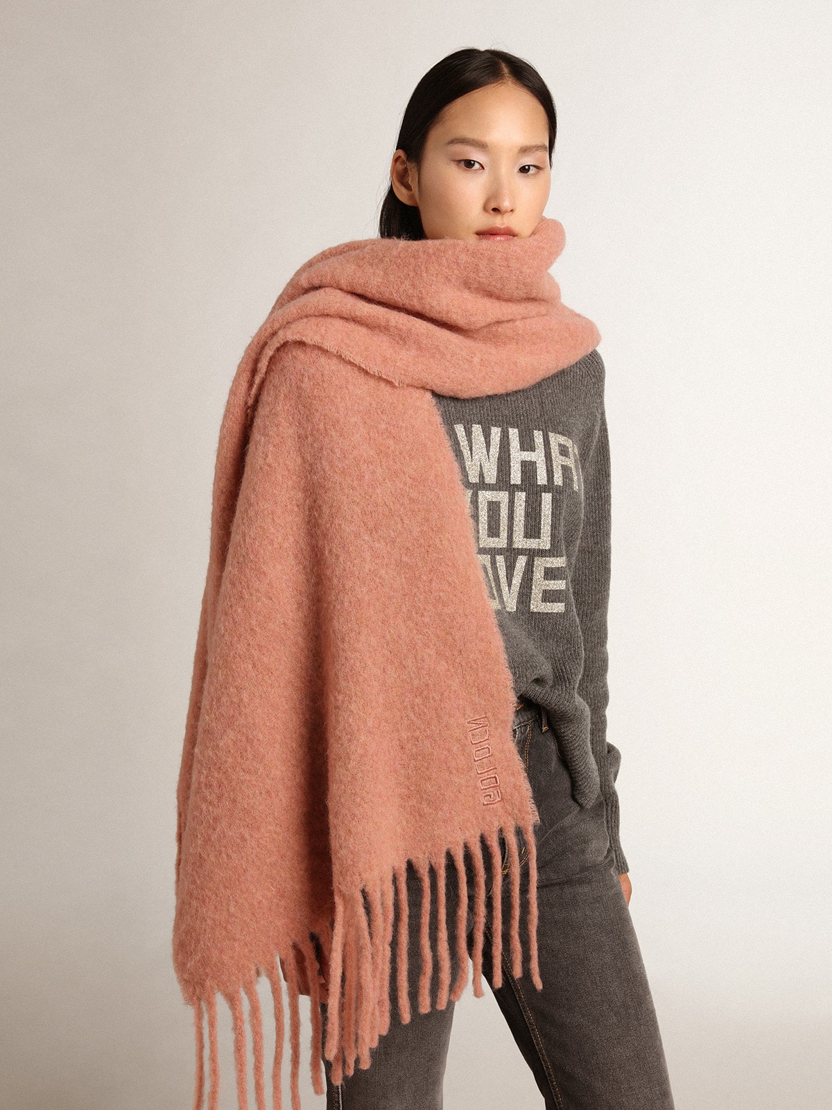 Golden Goose - Powder pink wool scarf with fringe and ‘Golden’ lettering in 