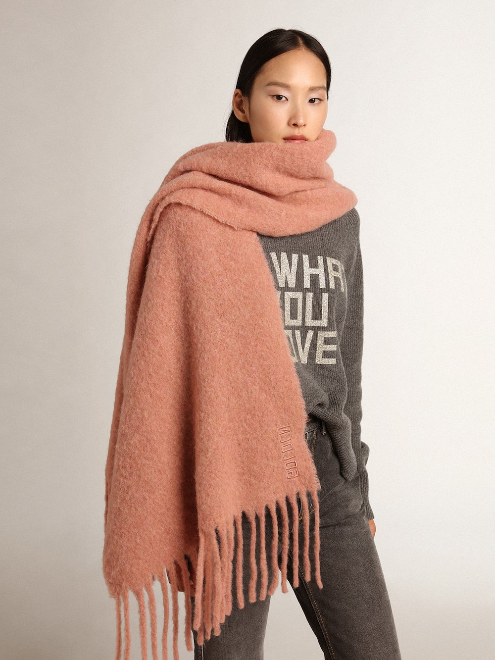 Golden Goose - Powder pink wool scarf with fringe and ‘Golden’ lettering in 