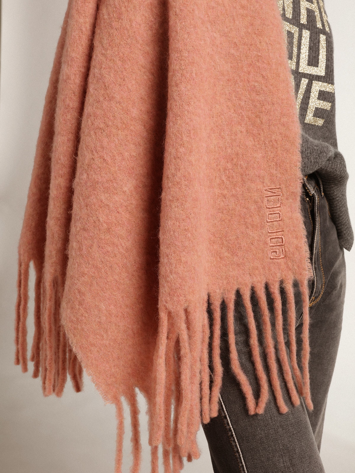 Golden Goose - Powder pink wool scarf with fringe and ‘Golden’ lettering in 