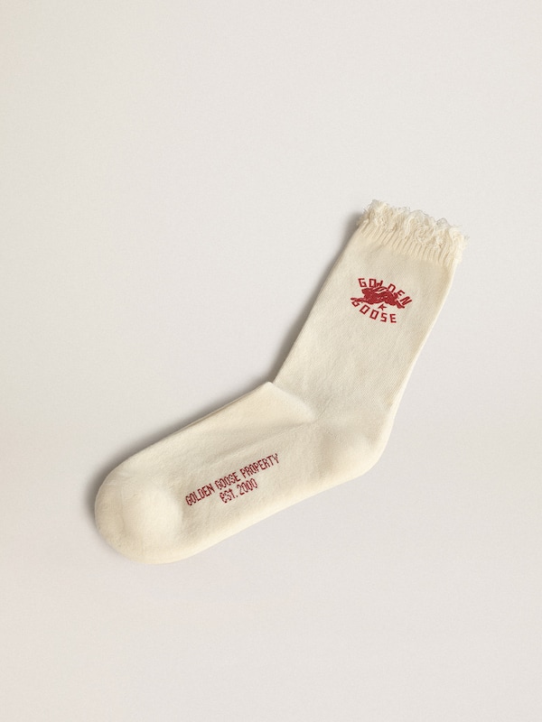 Chaussettes blanc caract&eacute;ristique avec bords effiloch&eacute;s et logo CNY