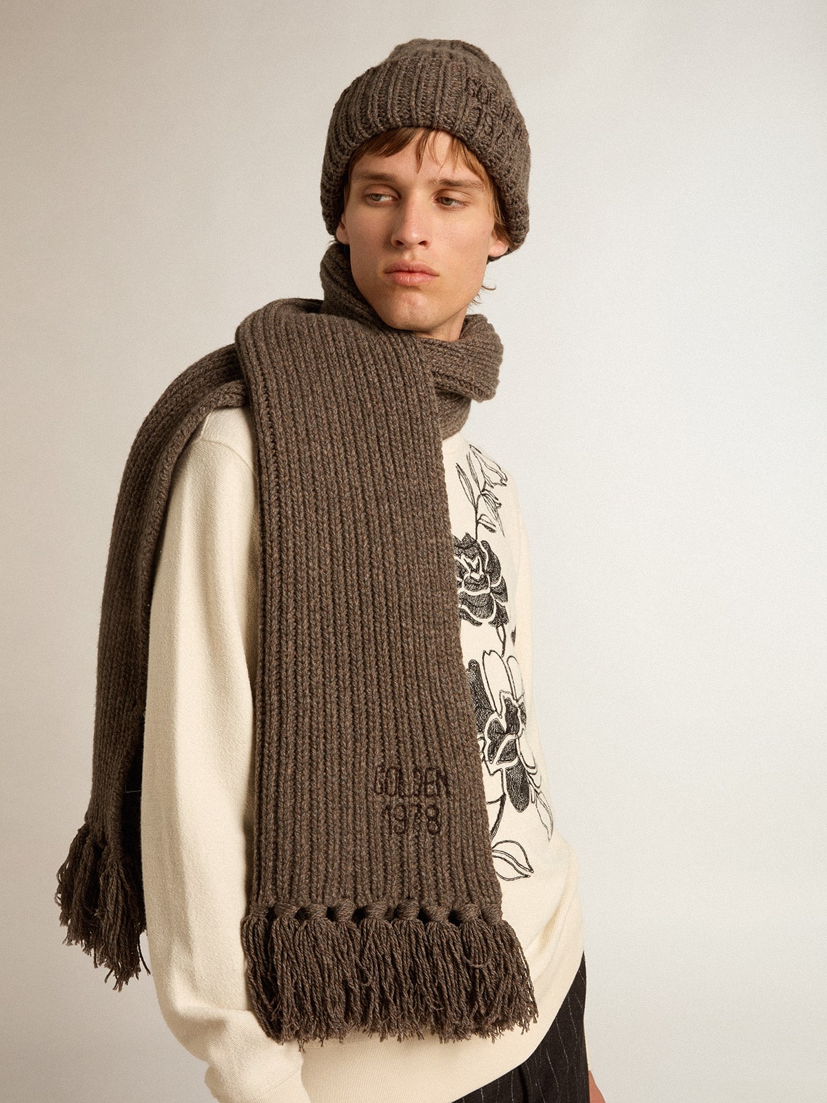 Golden Goose - Aschbrauner Schal mit Kontraststickerei in 