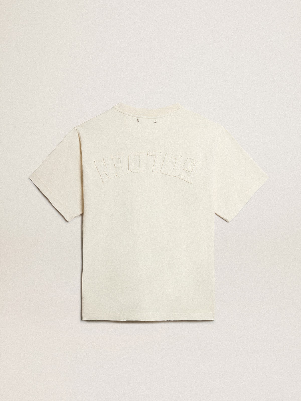 Golden Goose - T-shirt di colore bianco vissuto con logo reverse sul retro - Jersey Capsule in 