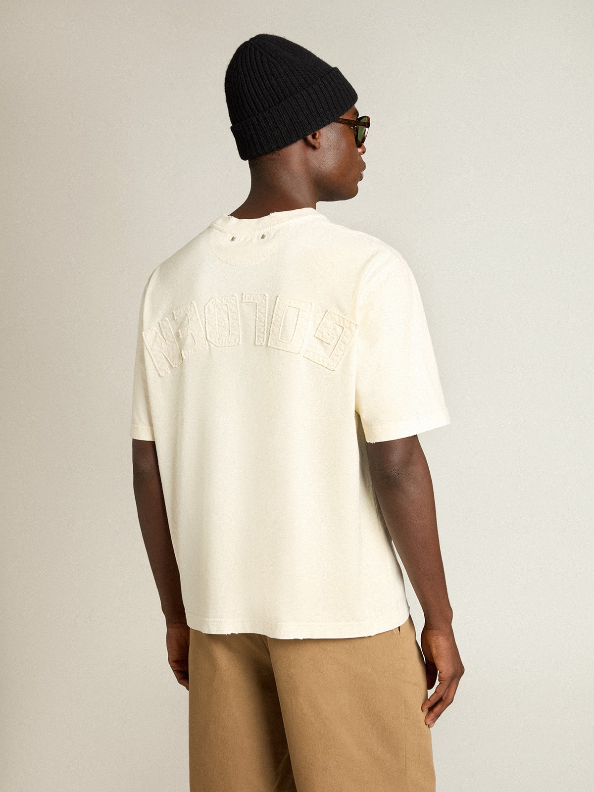 Golden Goose - T-shirt di colore bianco vissuto con logo reverse sul retro - Jersey Capsule in 