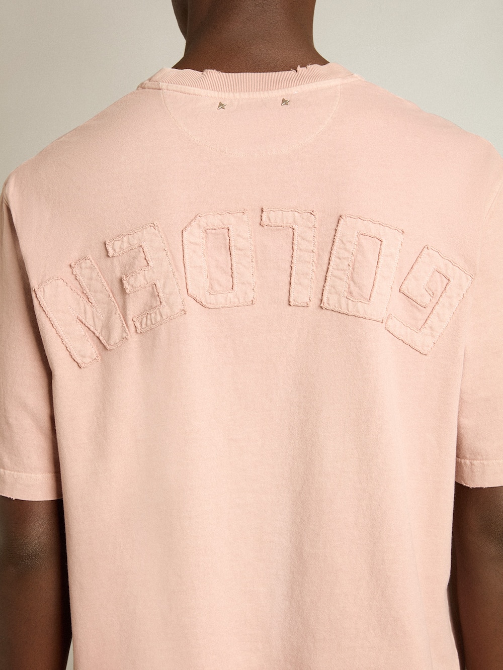 Golden Goose - Powder-pink T-shirt with reverse logo on the back - Asian fit in 