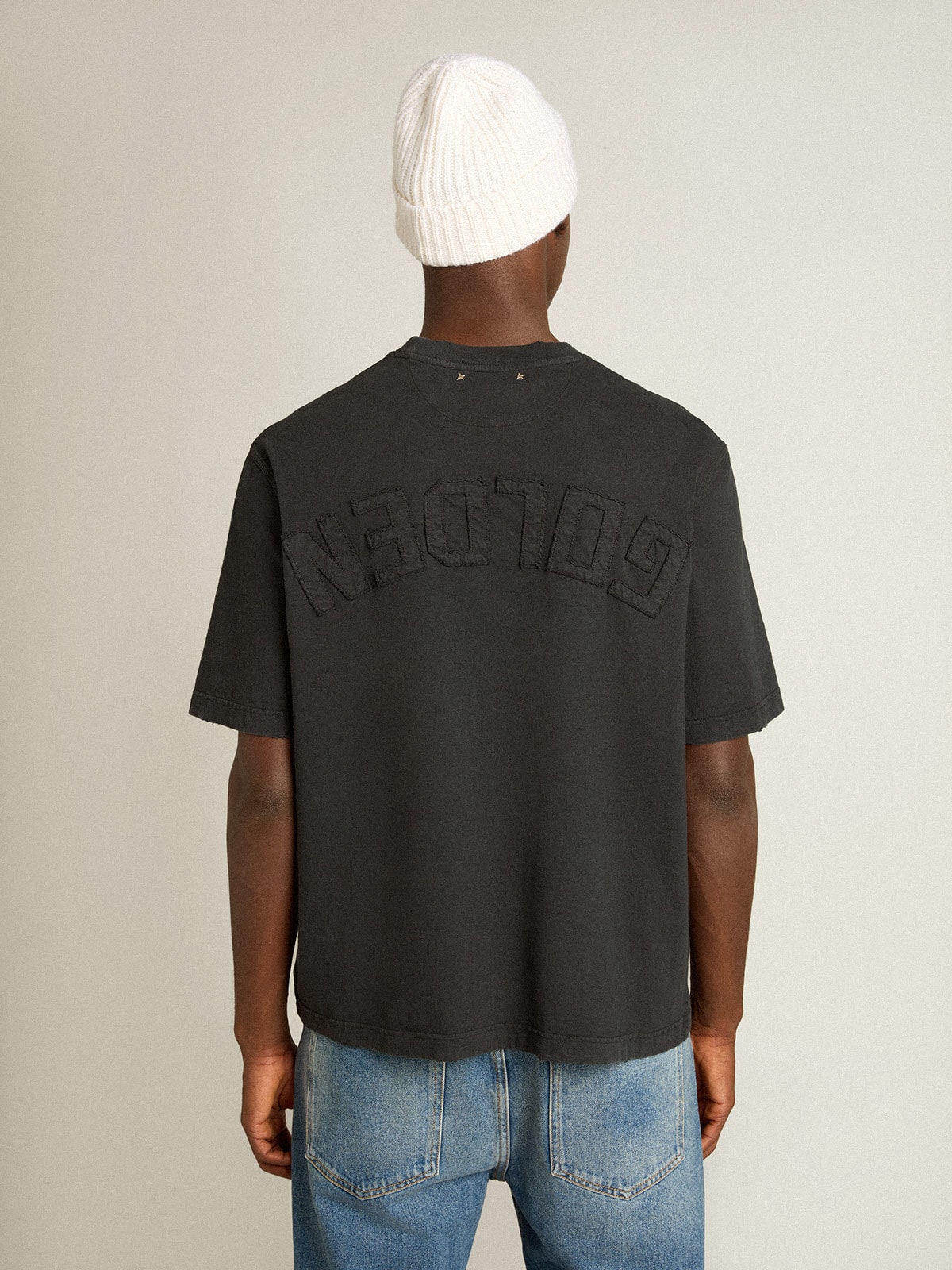 Golden Goose - T-shirt di colore nero lavato con logo reverse sul retro - Jersey Capsule in 