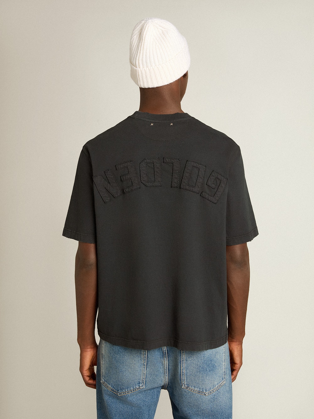 Golden Goose - T-shirt in washed black with reverse logo on the back - Asian fit in 