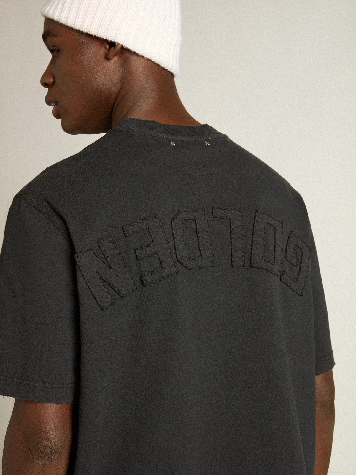 T-shirt in washed black with reverse logo on the back