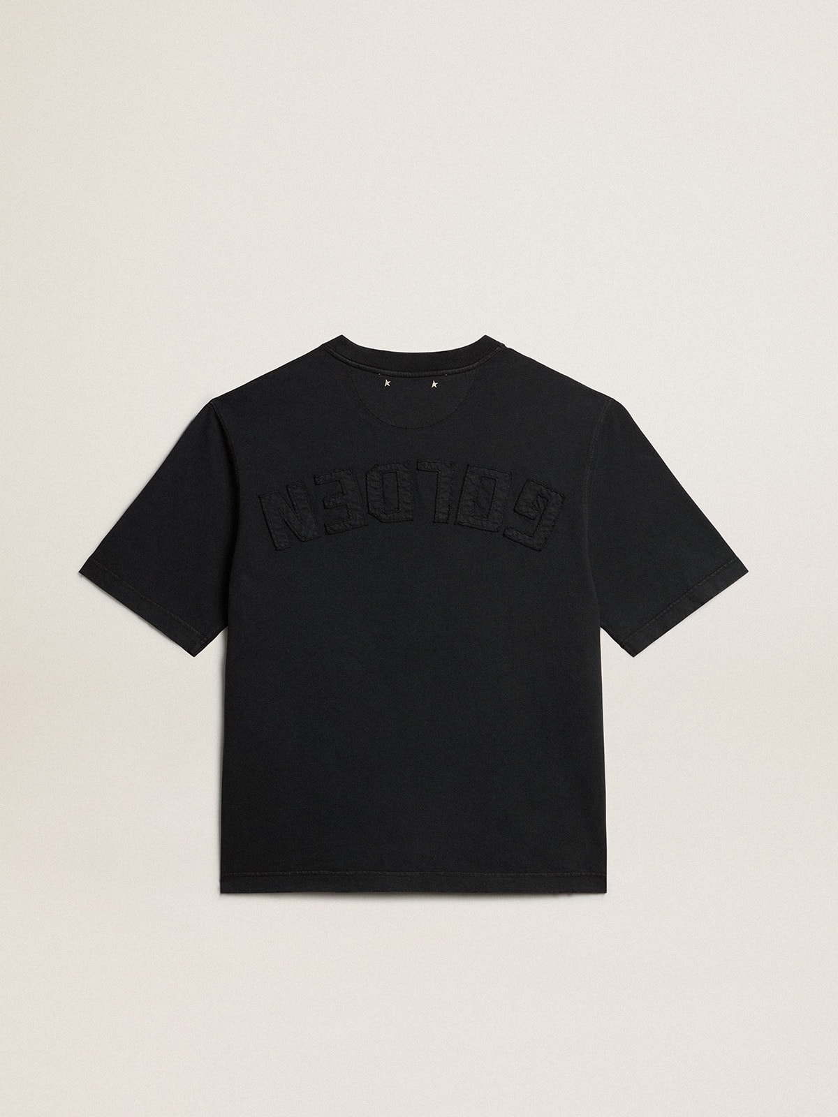 Golden Goose - T-shirt di colore nero lavato con logo reverse sul retro - Jersey Capsule in 