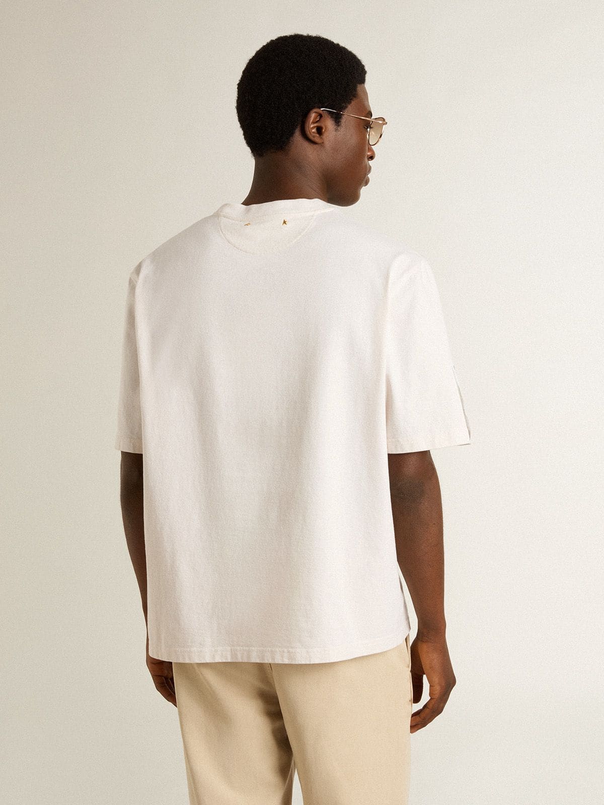 Golden Goose - T-shirt Unisex bianca con stampa Mediterraneo e patch Pescheria Golden sulla manica in 
