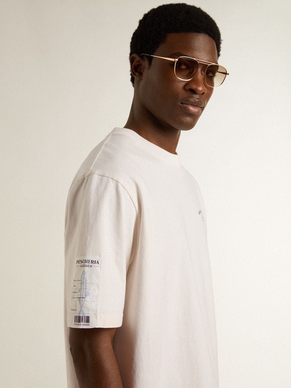 Golden Goose - T-shirt Unisex bianca con stampa Mediterraneo e patch Pescheria Golden sulla manica in 
