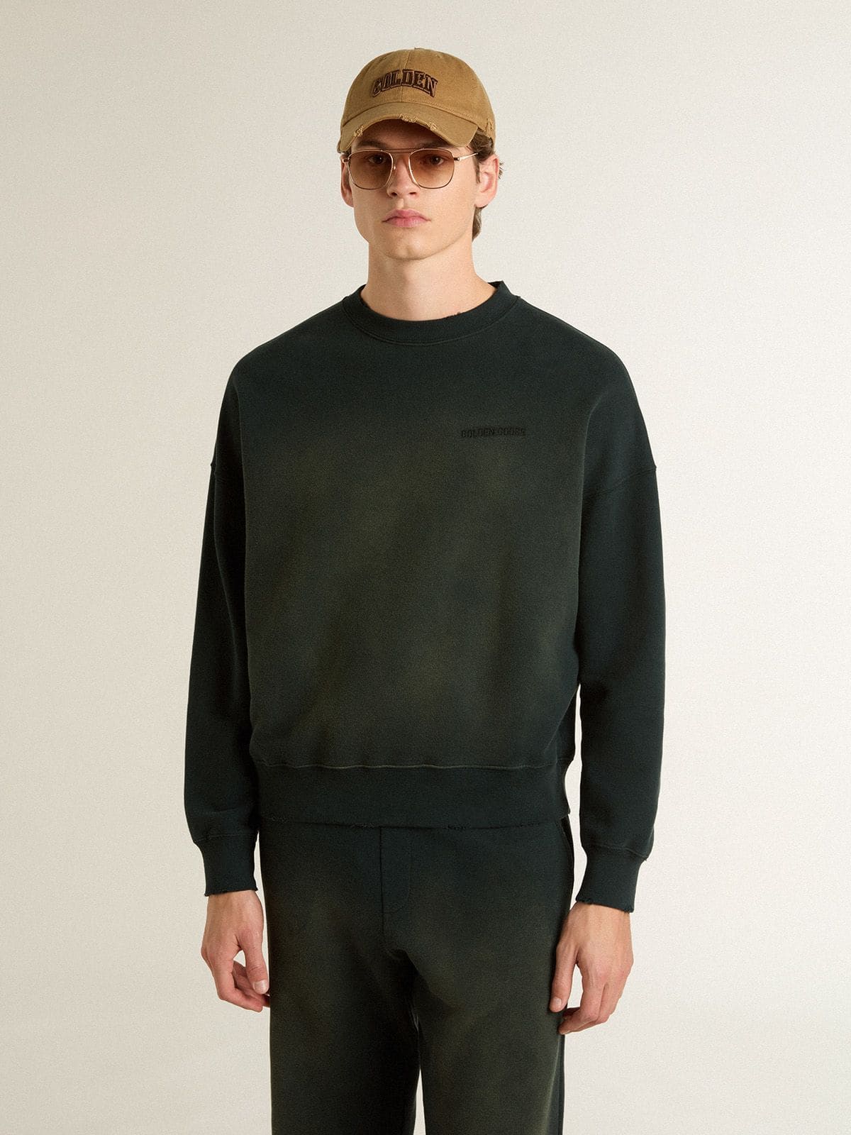 【関税込み】★Golden ★ロゴ スウェットシャツ GUP01938P Unisex sweatshirt in worn black cotton with logo embroidery