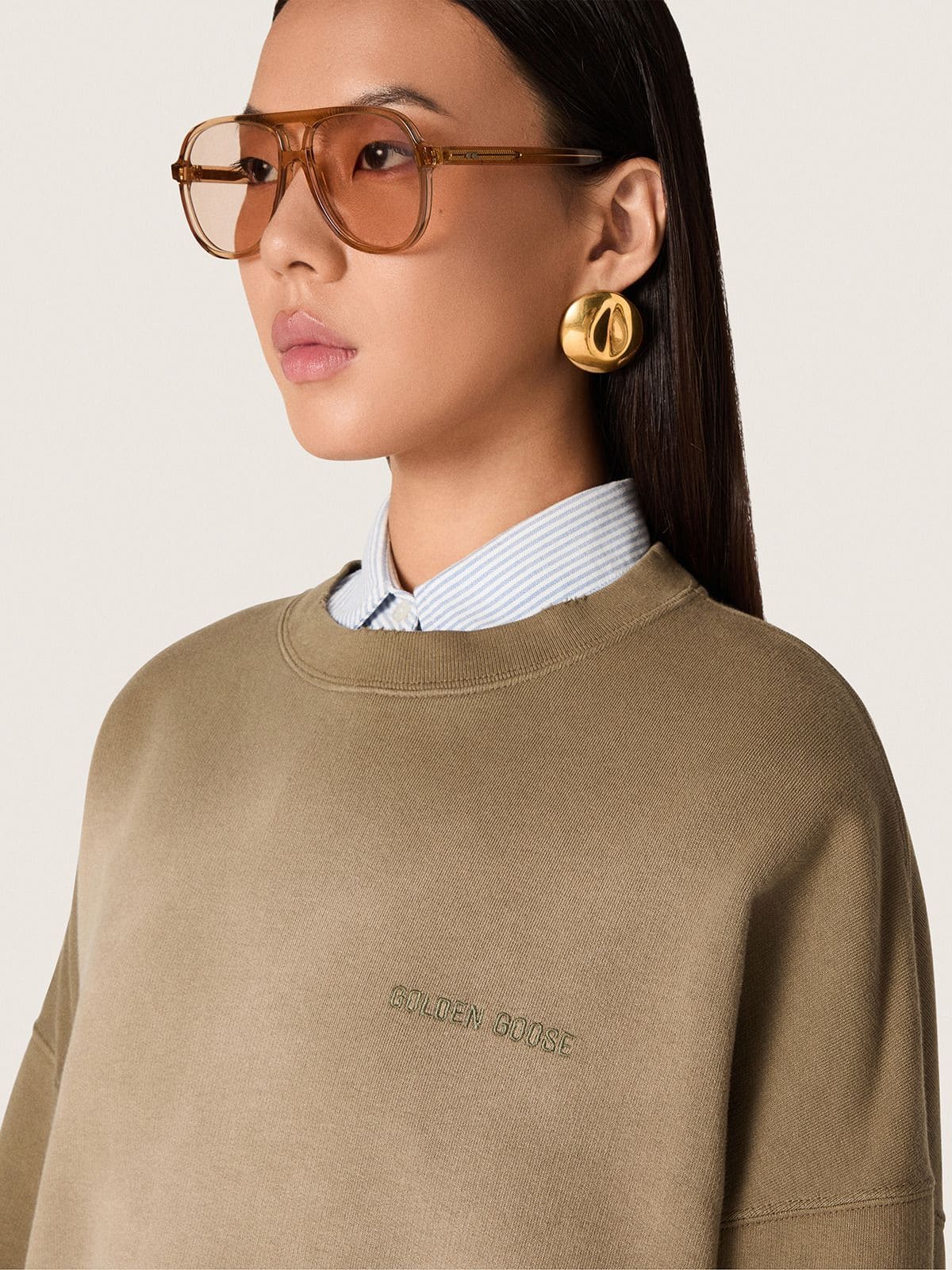 Golden Goose - Armeegr&uuml;nes Unisex-Sweatshirt aus Baumwolle in Bleached-Optik mit Sticklogo in 